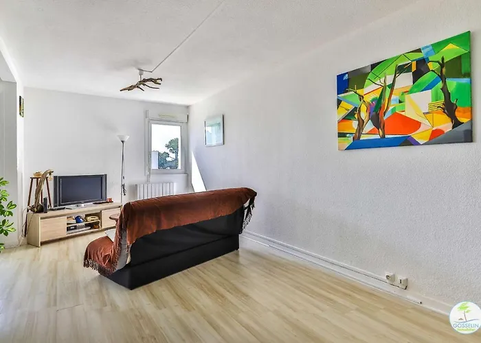 Bourg T3 Avec Piscine Apartman